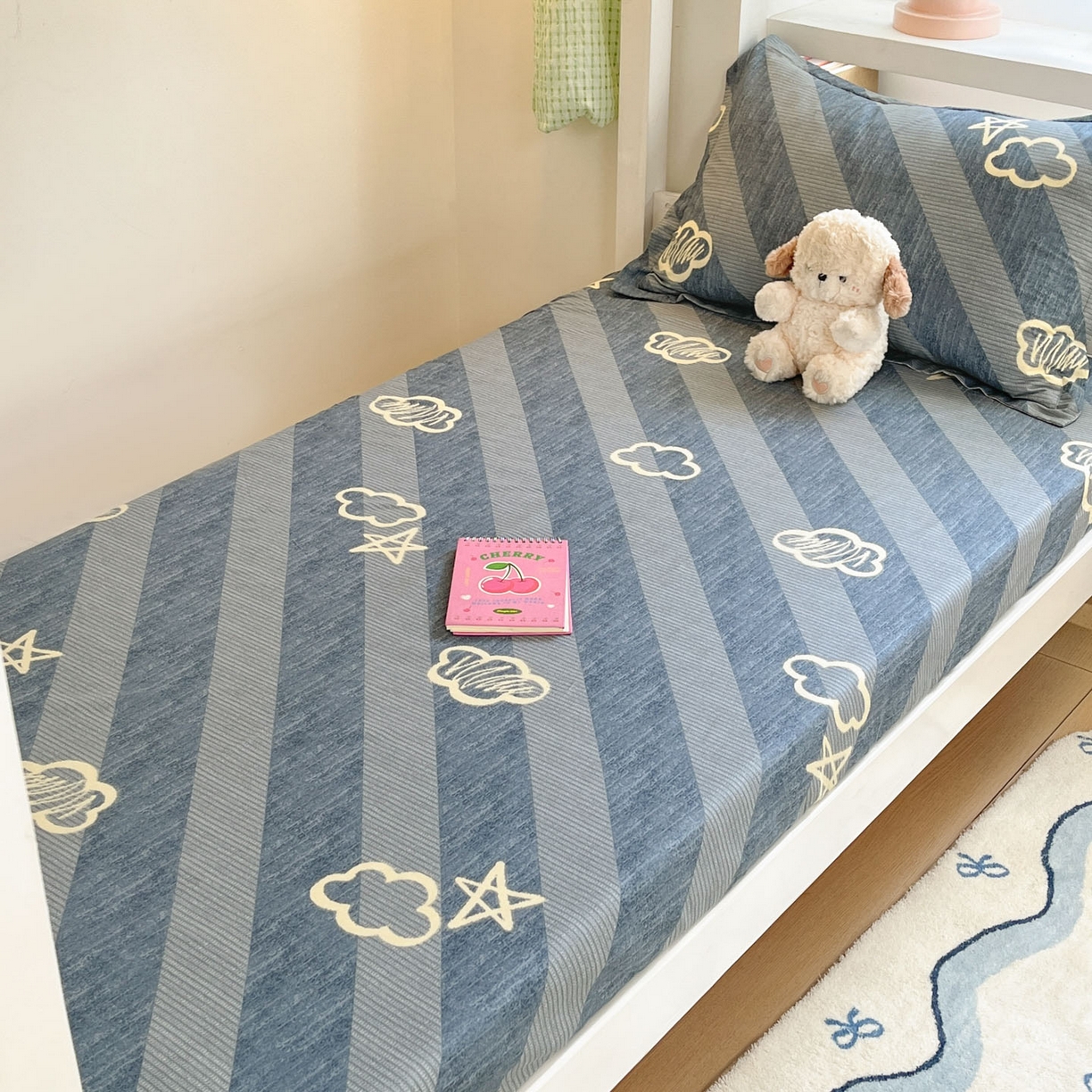 91家纺网 家纺一手货源 找家纺 铭成家纺 2025新款全棉印花学生单床笠系列 云韵时空