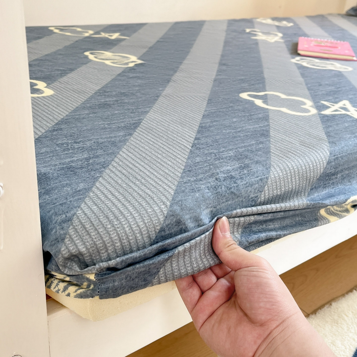 91家纺网 家纺一手货源 找家纺 铭成家纺 2025新款全棉印花学生单床笠系列 云韵时空