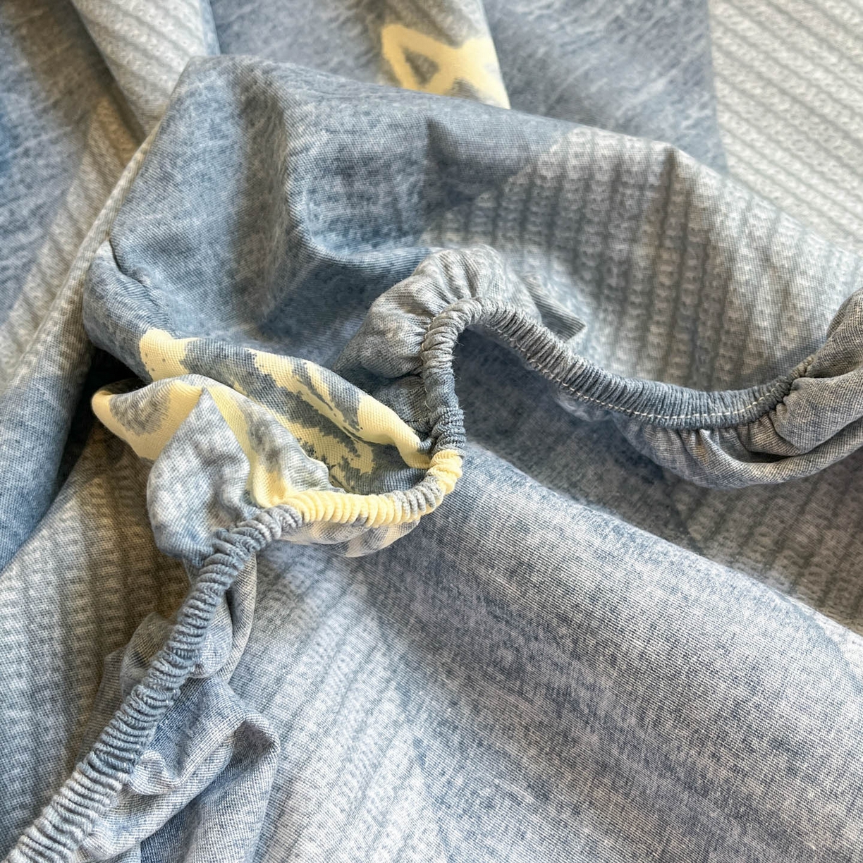 91家纺网 家纺一手货源 找家纺 铭成家纺 2025新款全棉印花学生单床笠系列 云韵时空