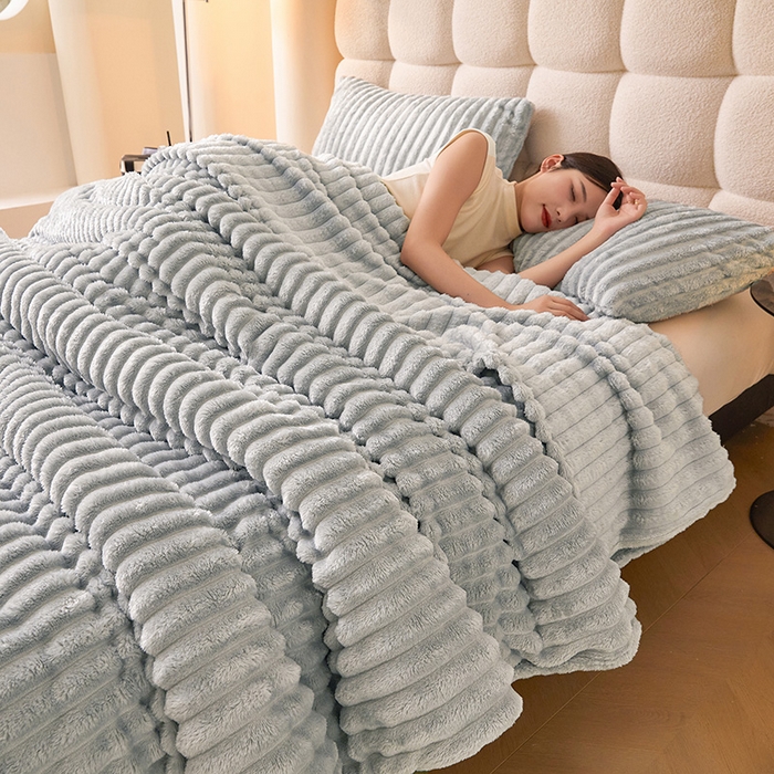 91家纺网 家纺一手货源 找家纺 合纵跨境工厂 2025新款兔毛绒法兰绒贝贝绒毛毯跨境外贸JIT一件代发TEMU亚马逊希音包过核价抽条毛毯 梦幻浅灰