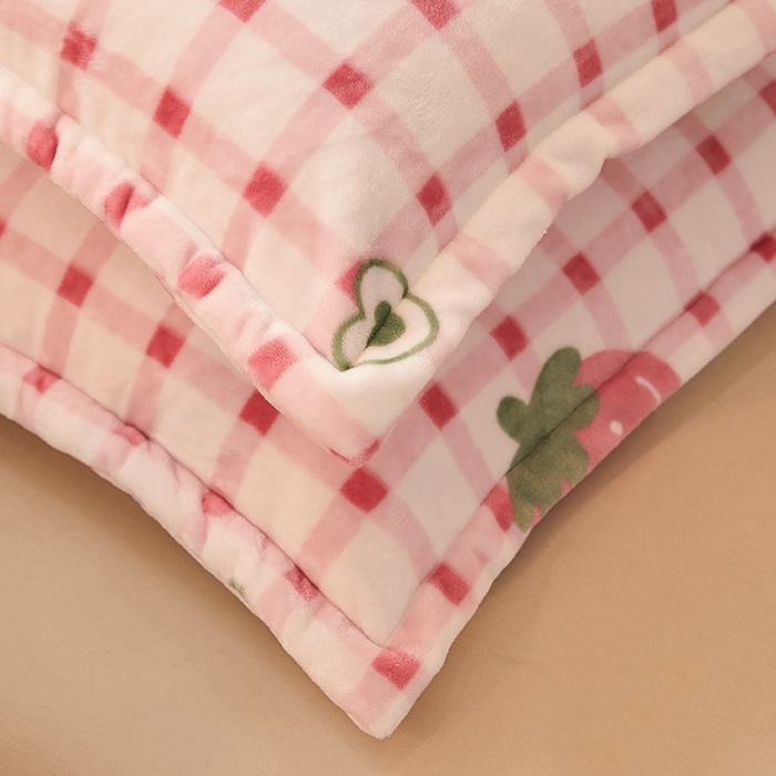 91家纺网 家纺一手货源 找家纺 合纵跨境工厂 2025新款印花牛奶绒毛毯法莱绒雪花绒贝贝绒双面绒毛毯跨境外贸JIT一件代发TEMU亚马逊希音包过核价印花毛毯 草莓格子