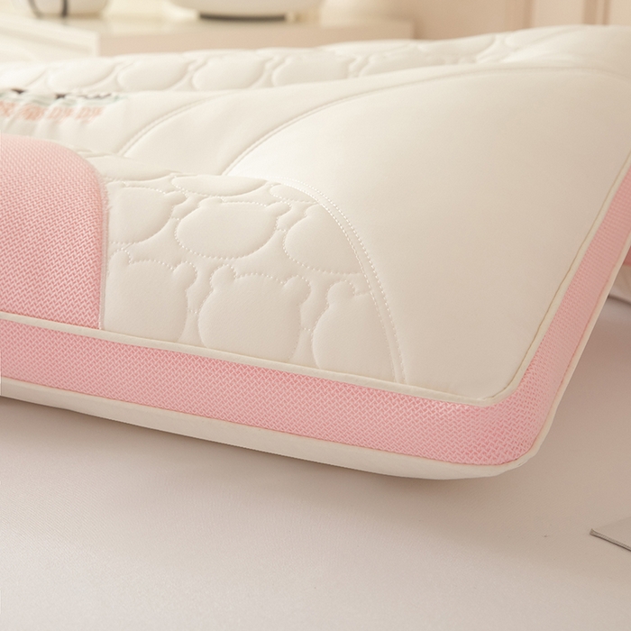 91家纺网 家纺一手货源 找家纺 珍贝家纺 2024新款A类凉感丝熊猫呼呼枕芯护颈枕头 熊猫呼呼-粉色 48x74cm/只