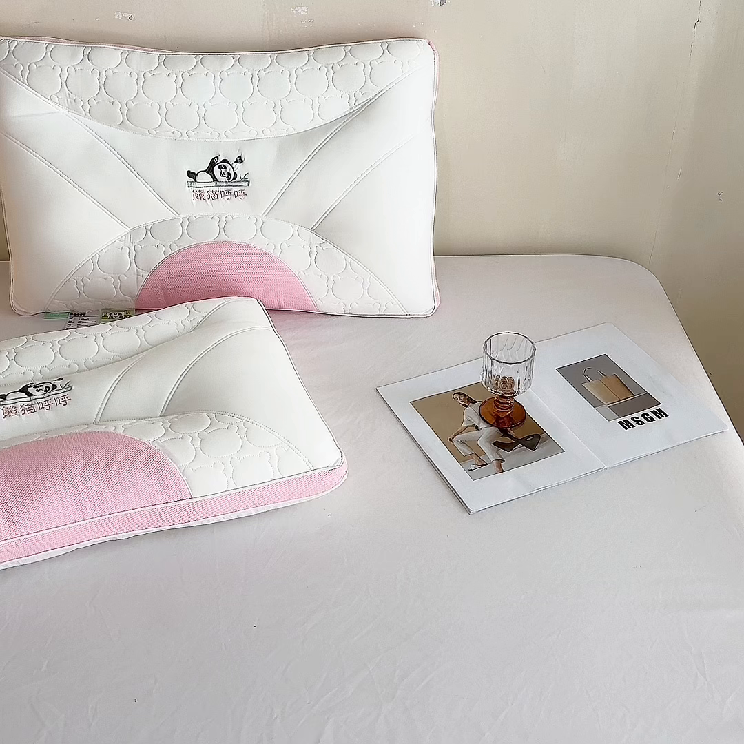 91家纺网 家纺一手货源 找家纺 珍贝家纺 2024新款A类凉感丝熊猫呼呼枕芯护颈枕头 熊猫呼呼-粉色 48x74cm/只