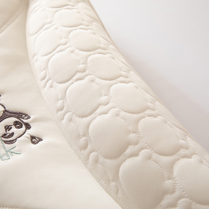 91家纺网 家纺一手货源 找家纺 珍贝家纺 2024新款A类凉感丝熊猫呼呼枕芯护颈枕头 熊猫呼呼-紫色 48x74cm/只