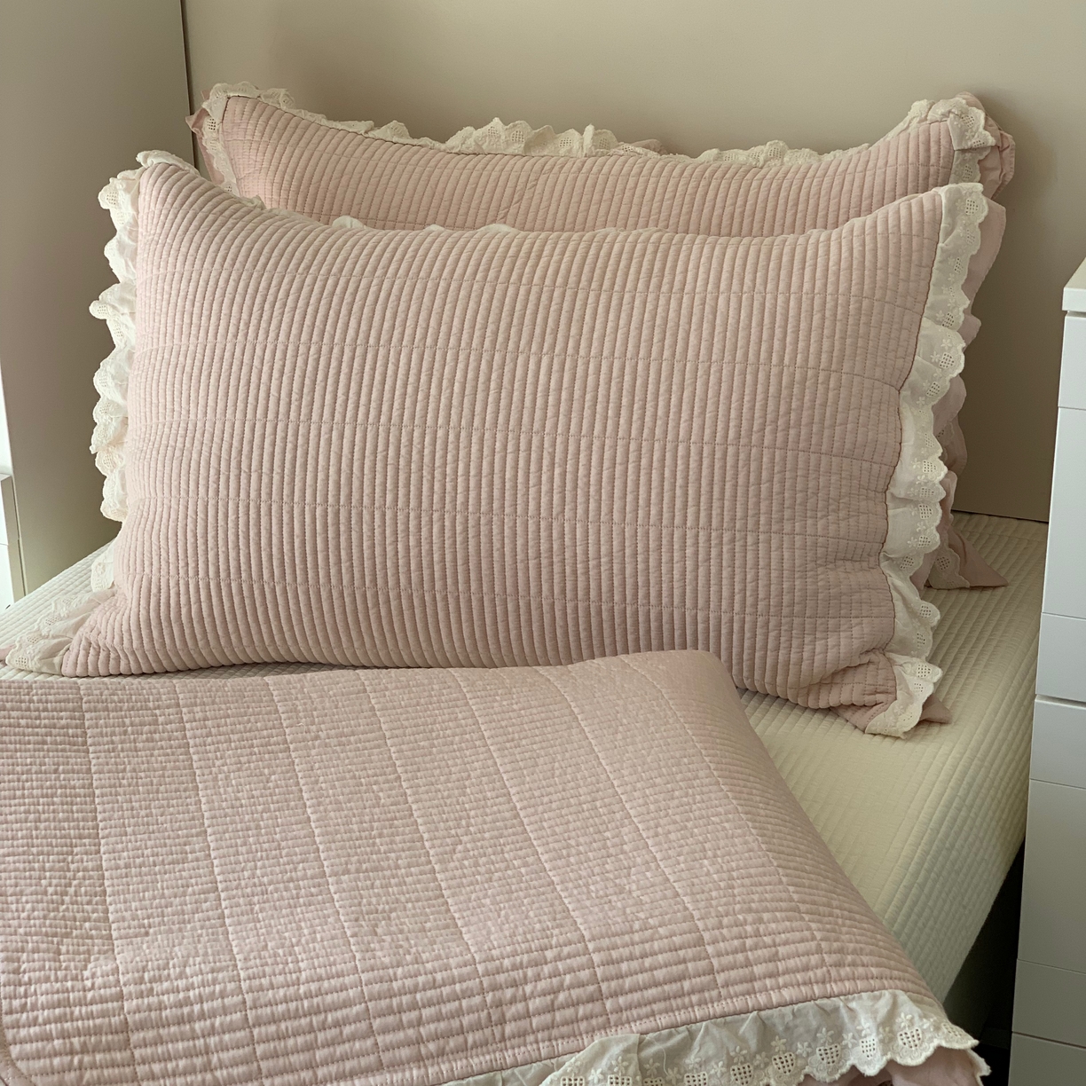 91家纺网 家纺一手货源 找家纺 汇庭 2025春夏新款美心床盖三件套系列 爱心豆沙