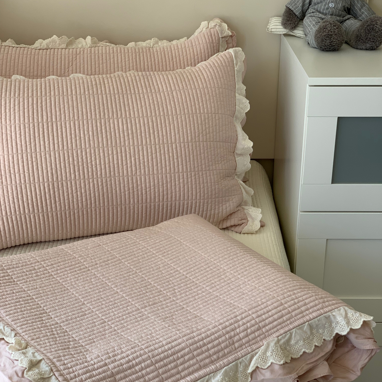 91家纺网 家纺一手货源 找家纺 汇庭 2025春夏新款美心床盖三件套系列 爱心豆沙