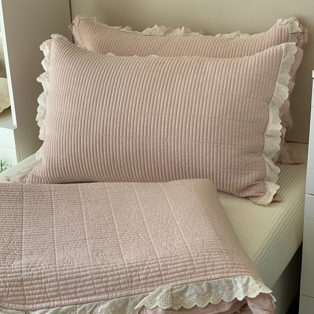 91家纺网 家纺一手货源 找家纺 汇庭 2025春夏新款美心床盖三件套系列 爱心豆沙