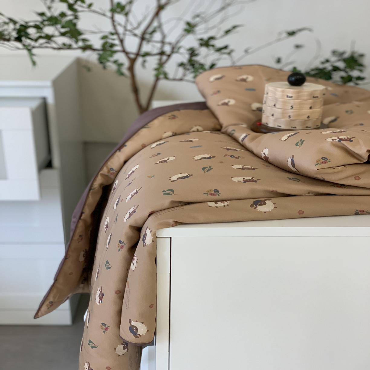 91家纺网 家纺一手货源 找家纺 汇庭 2025春夏新款蔓莎夏被系列夏凉被空调被单夏被 雪莉咖