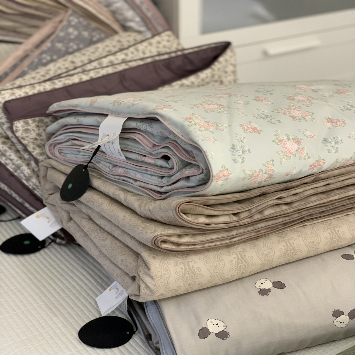 91家纺网 家纺一手货源 找家纺 汇庭 2025春夏新款蔓莎夏被系列夏凉被空调被单夏被 组合图仅供参考