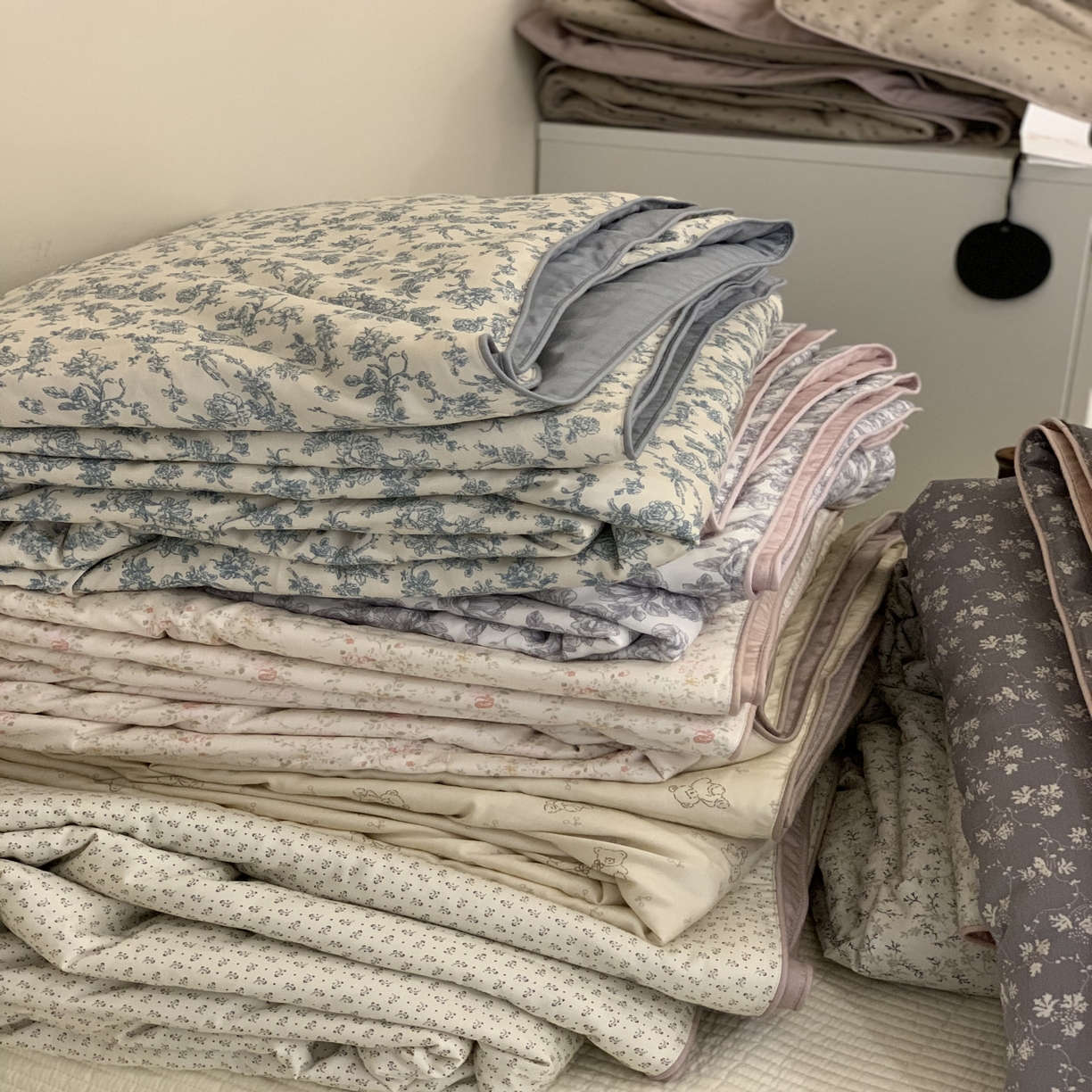 91家纺网 家纺一手货源 找家纺 汇庭 2025春夏新款蔓莎夏被系列夏凉被空调被单夏被 组合图仅供参考