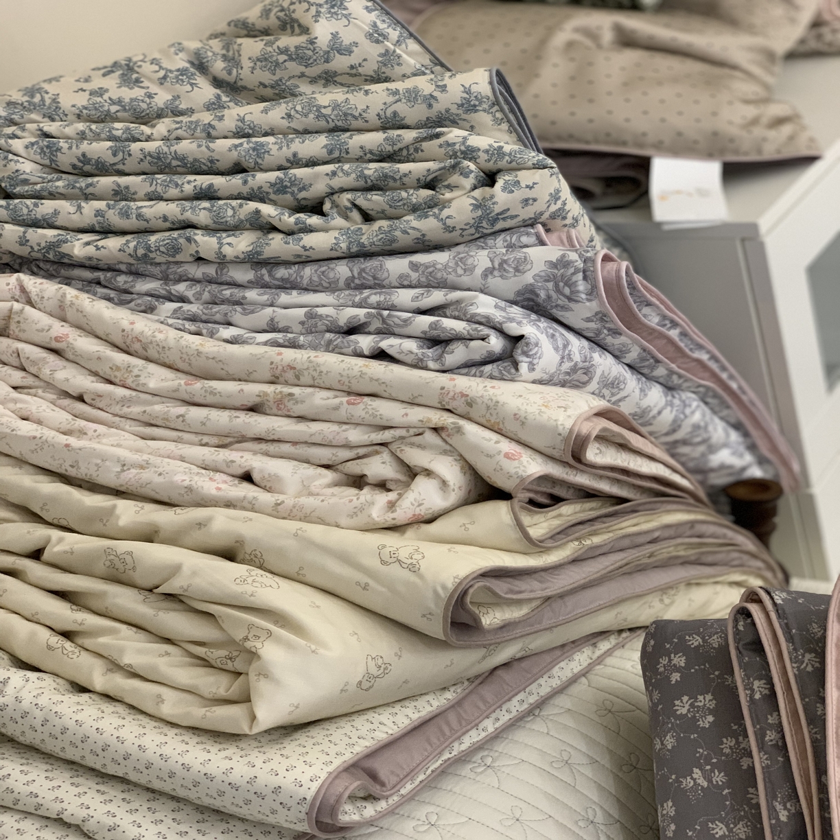 91家纺网 家纺一手货源 找家纺 汇庭 2025春夏新款蔓莎夏被系列夏凉被空调被单夏被 组合图仅供参考