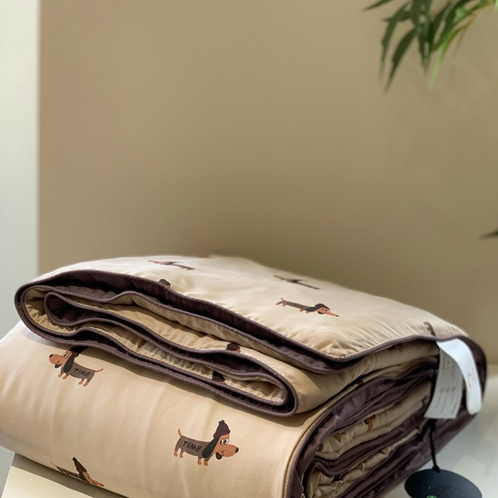 91家纺网 家纺一手货源 找家纺 汇庭 2025春夏新款蔓莎夏被系列夏凉被空调被单夏被 巴迪狗