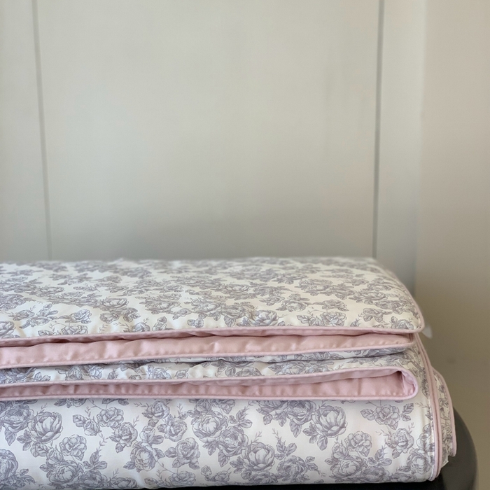 91家纺网 家纺一手货源 找家纺 汇庭 2025春夏新款蔓莎夏被系列夏凉被空调被单夏被 贝蒂粉