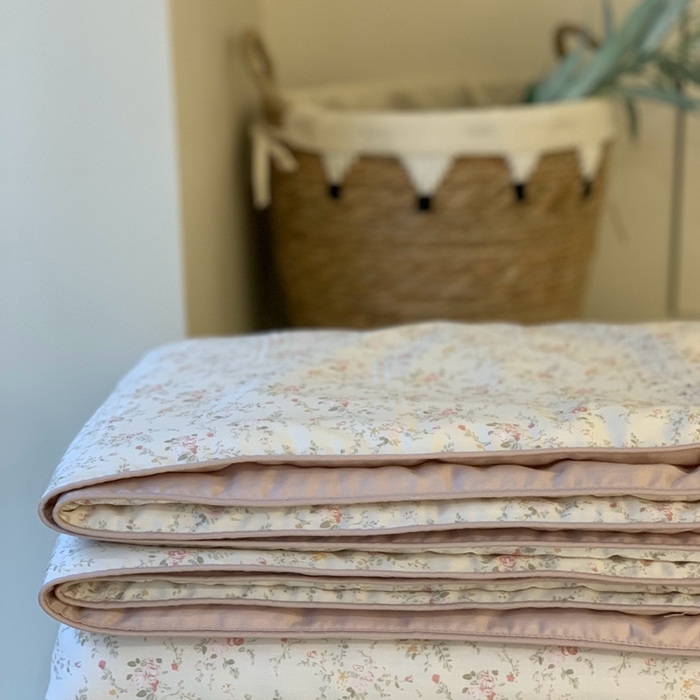 91家纺网 家纺一手货源 找家纺 汇庭 2025春夏新款蔓莎夏被系列夏凉被空调被单夏被 斐思粉