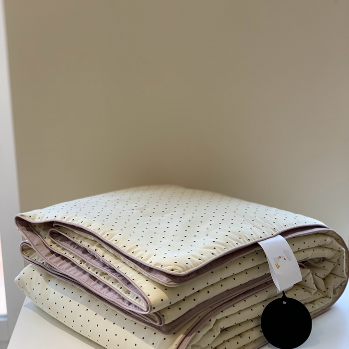 91家纺网 家纺一手货源 找家纺 汇庭 2025春夏新款蔓莎夏被系列夏凉被空调被单夏被 可可点点白