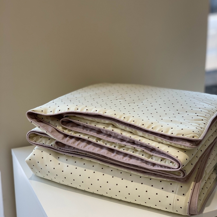 91家纺网 家纺一手货源 找家纺 汇庭 2025春夏新款蔓莎夏被系列夏凉被空调被单夏被 可可点点白