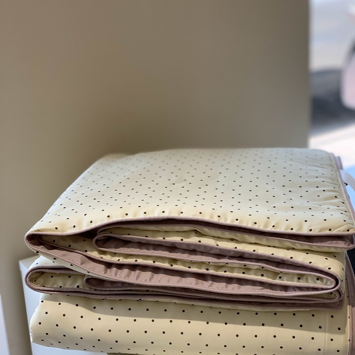 91家纺网 家纺一手货源 找家纺 汇庭 2025春夏新款蔓莎夏被系列夏凉被空调被单夏被 可可点点白