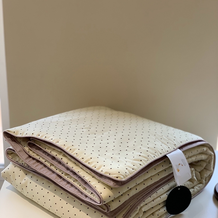 91家纺网 家纺一手货源 找家纺 汇庭 2025春夏新款蔓莎夏被系列夏凉被空调被单夏被 可可点点白