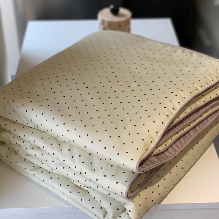 91家纺网 家纺一手货源 找家纺 汇庭 2025春夏新款蔓莎夏被系列夏凉被空调被单夏被 可可点点白