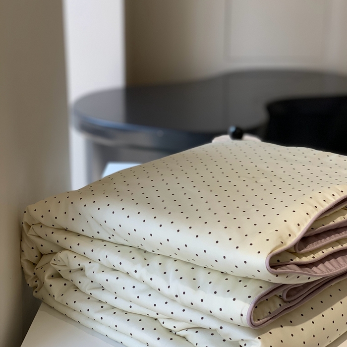 91家纺网 家纺一手货源 找家纺 汇庭 2025春夏新款蔓莎夏被系列夏凉被空调被单夏被 可可点点白