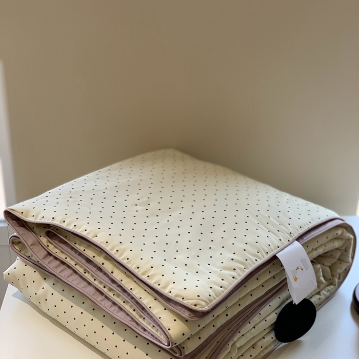 91家纺网 家纺一手货源 找家纺 汇庭 2025春夏新款蔓莎夏被系列夏凉被空调被单夏被 可可点点白