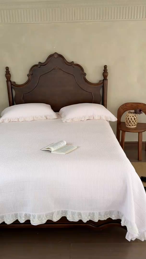 91家纺网 家纺一手货源 找家纺 汇庭 2025新款洛可可花边床盖三件套系列 洛可白桃