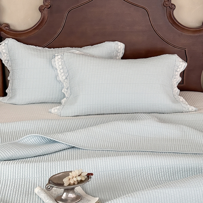 91家纺网 家纺一手货源 找家纺 汇庭 2025新款洛可可花边床盖三件套系列 洛可冰蓝