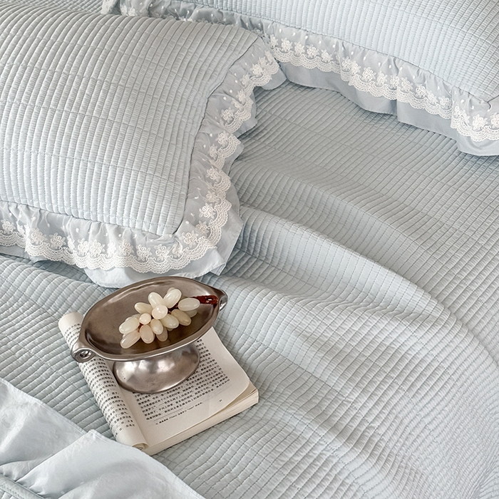 91家纺网 家纺一手货源 找家纺 汇庭 2025新款洛可可花边床盖三件套系列 洛可冰蓝