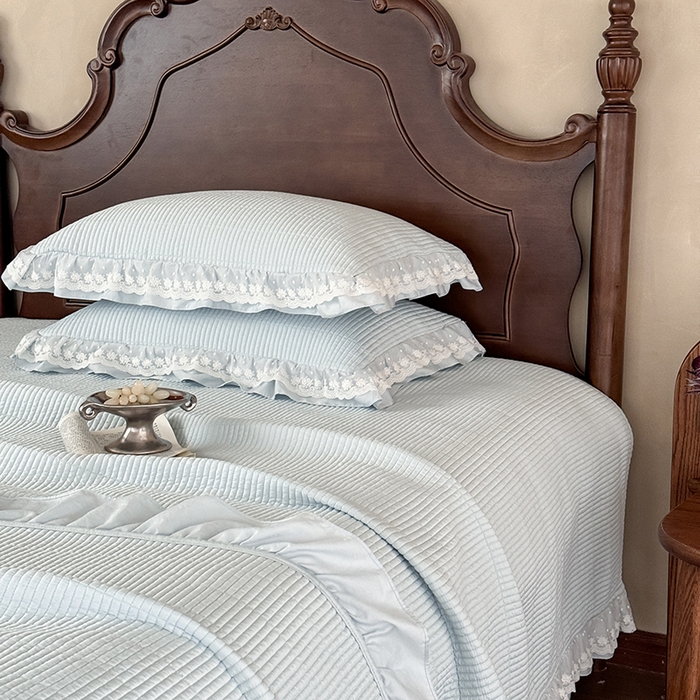 91家纺网 家纺一手货源 找家纺 汇庭 2025新款洛可可花边床盖三件套系列 洛可冰蓝