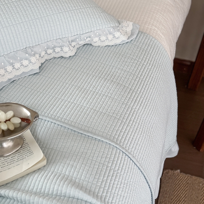 91家纺网 家纺一手货源 找家纺 汇庭 2025新款洛可可花边床盖三件套系列 洛可冰蓝