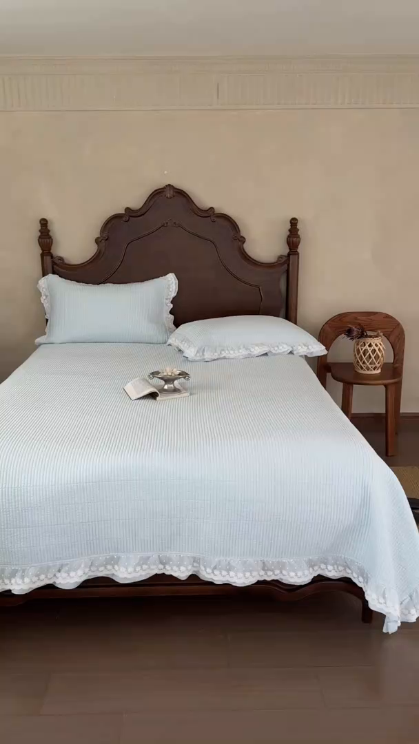 91家纺网 家纺一手货源 找家纺 汇庭 2025新款洛可可花边床盖三件套系列 洛可冰蓝