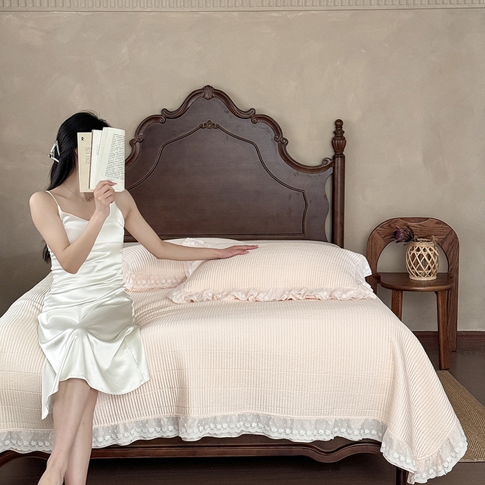 91家纺网 家纺一手货源 找家纺 汇庭 2025新款洛可可花边床盖三件套系列 洛可奶茶