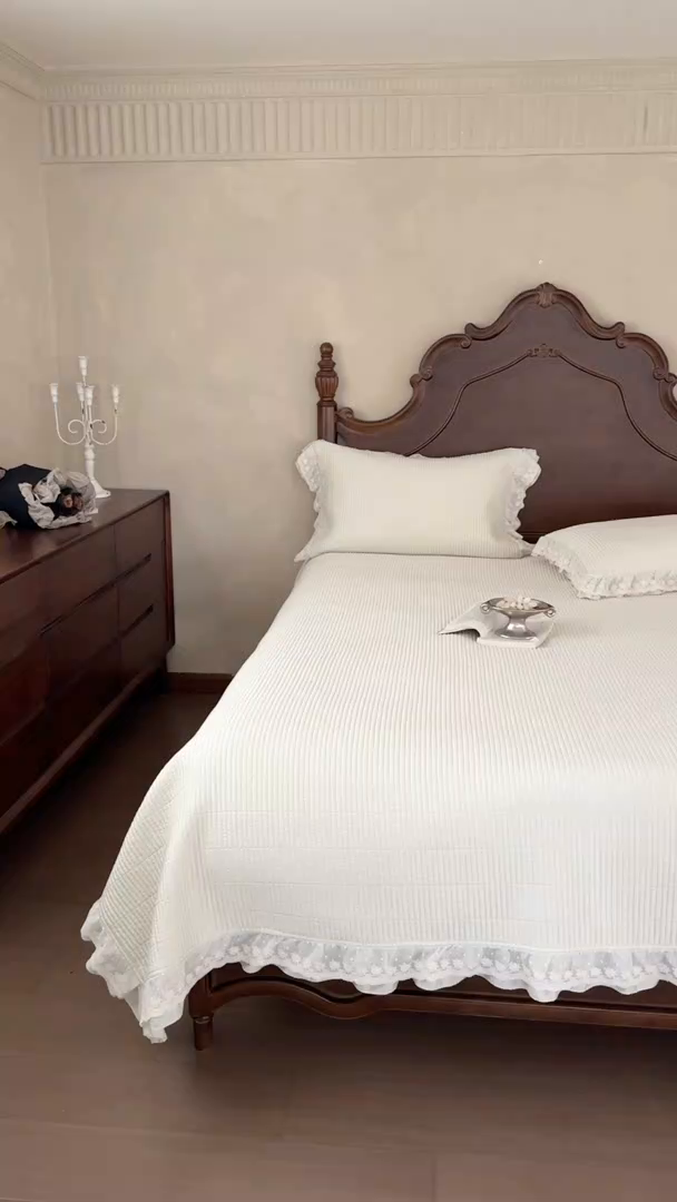 91家纺网 家纺一手货源 找家纺 汇庭 2025新款洛可可花边床盖三件套系列 洛可苏白