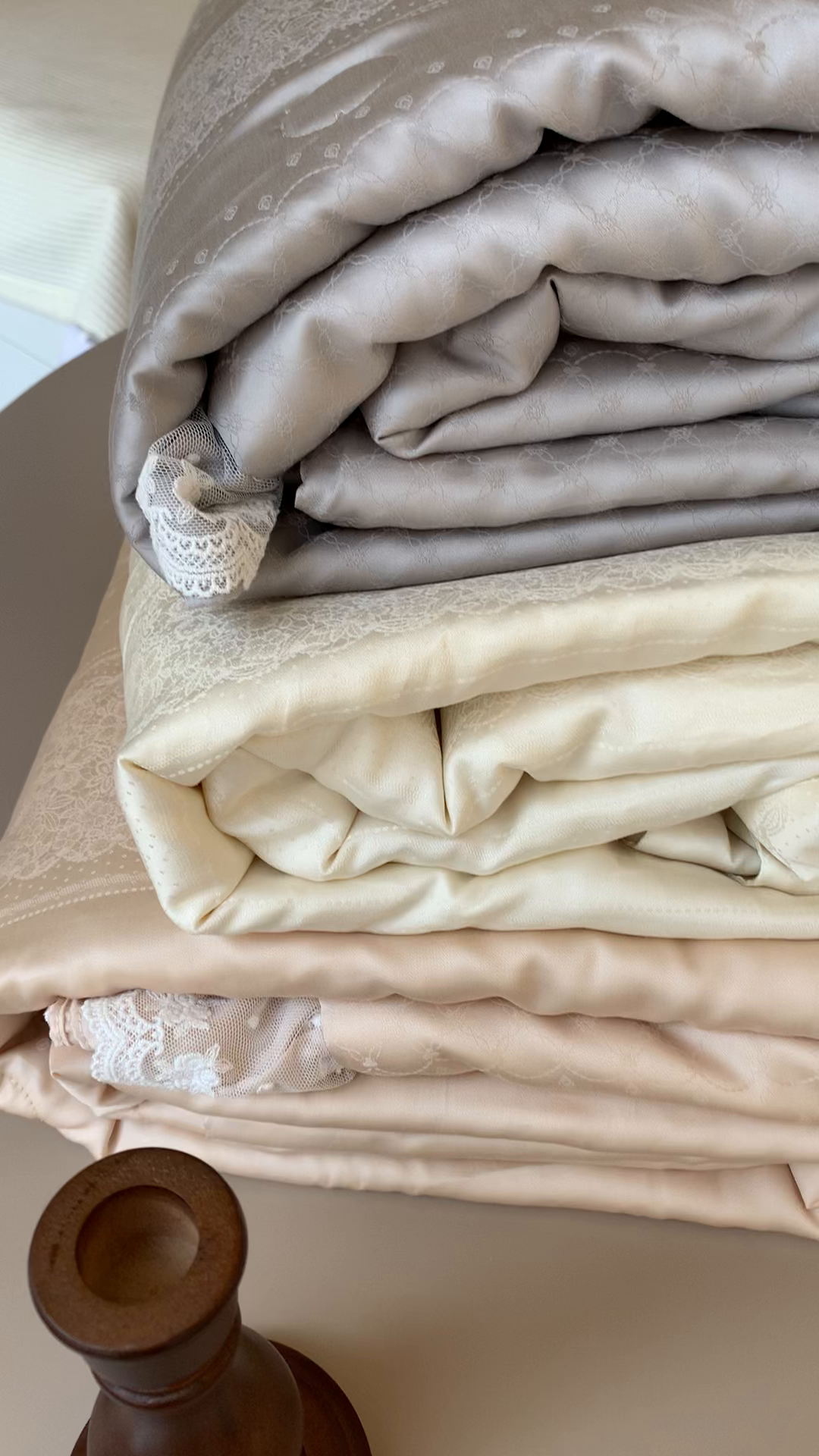 91家纺网 家纺一手货源 找家纺 汇庭 2025春夏新款洛可可夏被系列夏凉被空调被单夏被 组合图仅供参考