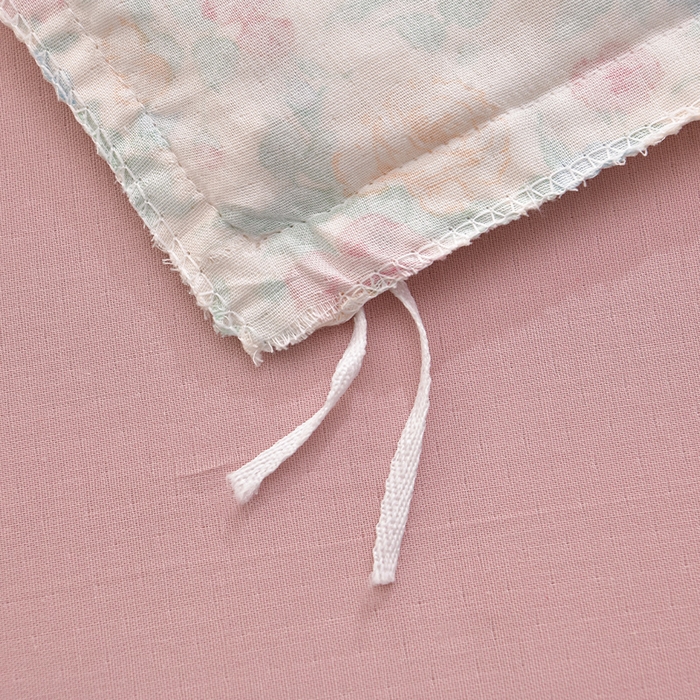 91家纺网 家纺一手货源 找家纺 绘萱家居 2026春夏新款纯棉100%全棉双层纱镂空花边工艺款床裙四件套 CQ佩洛斯