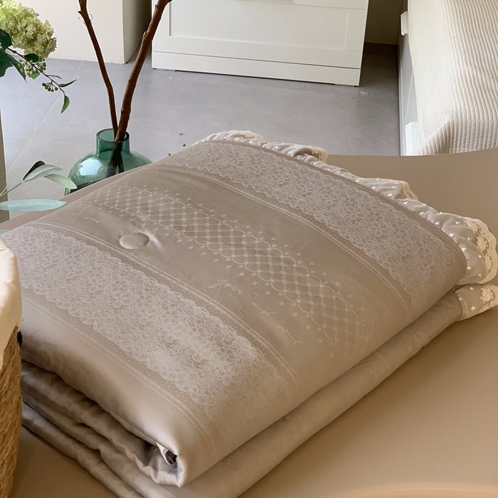 91家纺网 家纺一手货源 找家纺 汇庭 2025春夏新款洛可可夏被系列夏凉被空调被单夏被 灰色