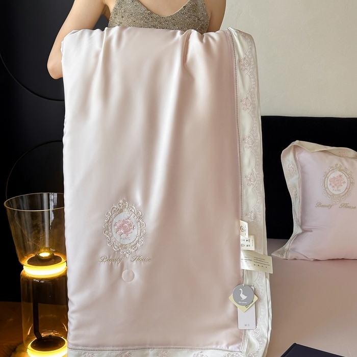 91家纺网 家纺一手货源 找家纺 汇庭 2025春夏新款繁华之间夏被系列夏凉被单夏被 粉色