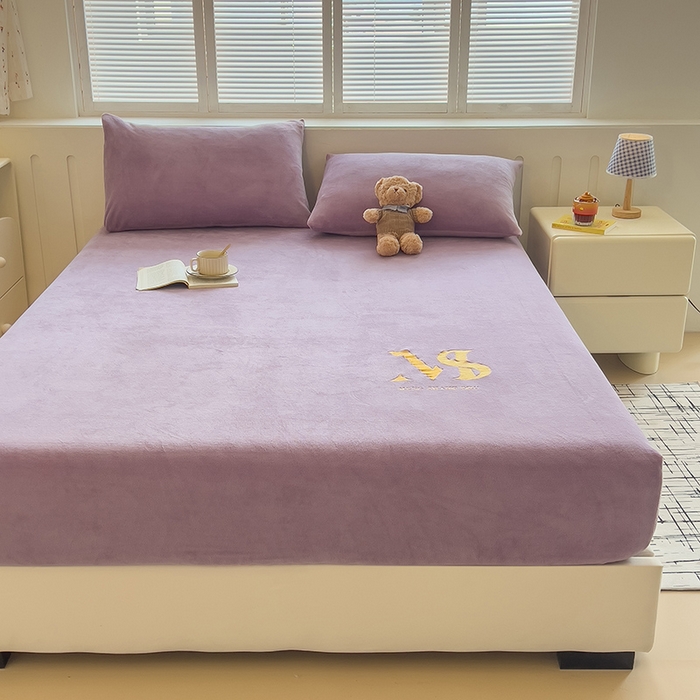 91家纺网 家纺一手货源 找家纺 合纵跨境工厂 2025新款加厚简约牛奶绒刺绣系列跨境外贸JIT一件代发TEMU亚马逊希音包过核价 床笠 桔梗紫