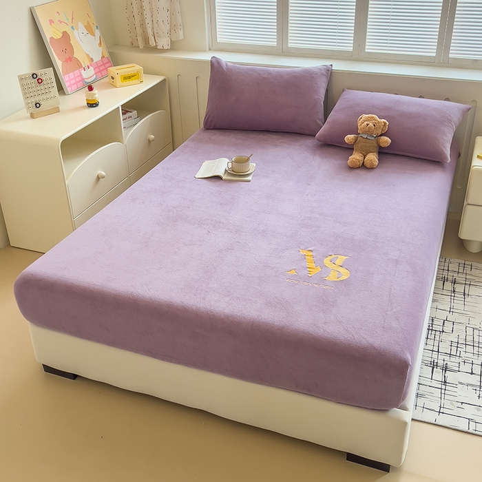 91家纺网 家纺一手货源 找家纺 合纵跨境工厂 2025新款加厚简约牛奶绒刺绣系列跨境外贸JIT一件代发TEMU亚马逊希音包过核价 床笠 桔梗紫