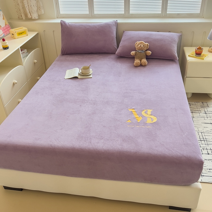 91家纺网 家纺一手货源 找家纺 合纵跨境工厂 2025新款加厚简约牛奶绒刺绣系列跨境外贸JIT一件代发TEMU亚马逊希音包过核价 床笠 桔梗紫