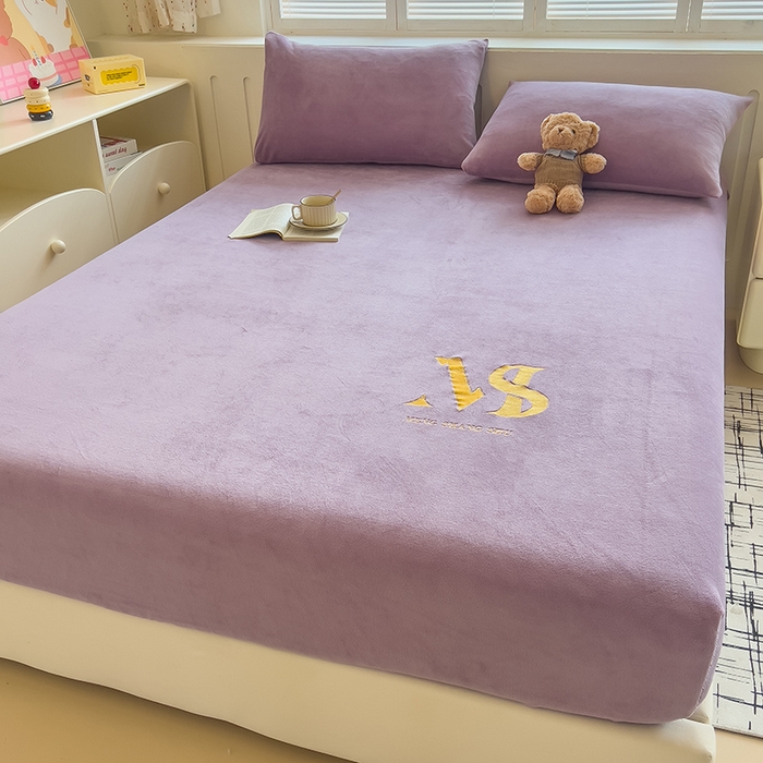 91家纺网 家纺一手货源 找家纺 合纵跨境工厂 2025新款加厚简约牛奶绒刺绣系列跨境外贸JIT一件代发TEMU亚马逊希音包过核价 床笠 桔梗紫