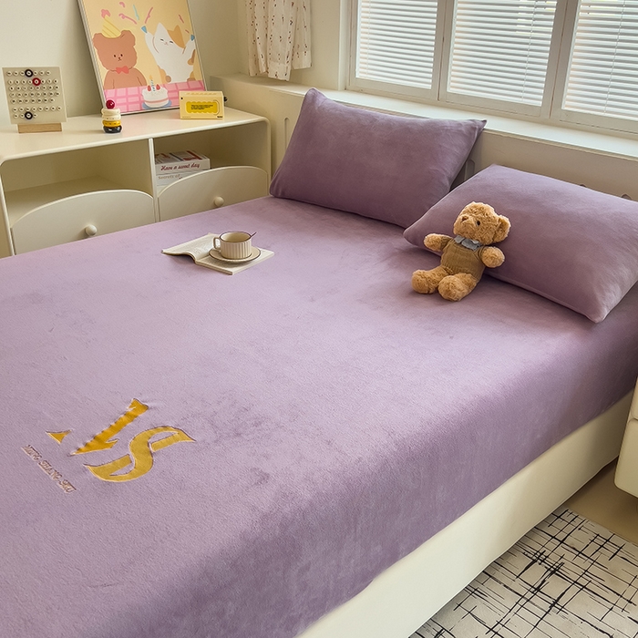 91家纺网 家纺一手货源 找家纺 合纵跨境工厂 2025新款加厚简约牛奶绒刺绣系列跨境外贸JIT一件代发TEMU亚马逊希音包过核价 床笠 桔梗紫