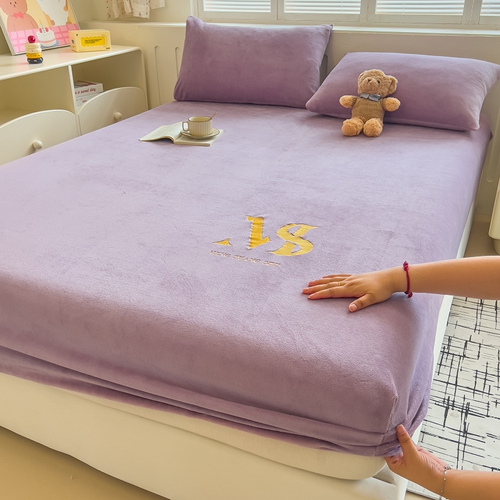 91家纺网 家纺一手货源 找家纺 合纵跨境工厂 2025新款加厚简约牛奶绒刺绣系列跨境外贸JIT一件代发TEMU亚马逊希音包过核价 床笠 桔梗紫