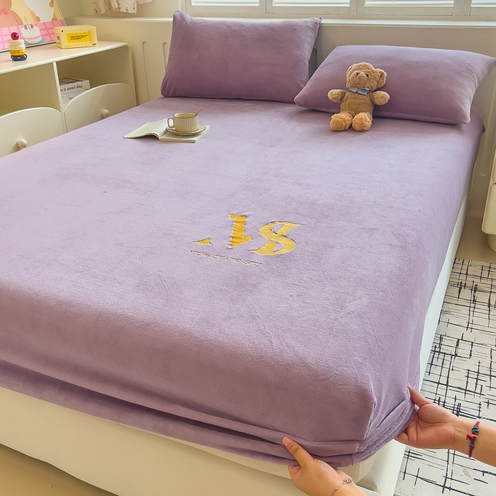 91家纺网 家纺一手货源 找家纺 合纵跨境工厂 2025新款加厚简约牛奶绒刺绣系列跨境外贸JIT一件代发TEMU亚马逊希音包过核价 床笠 桔梗紫