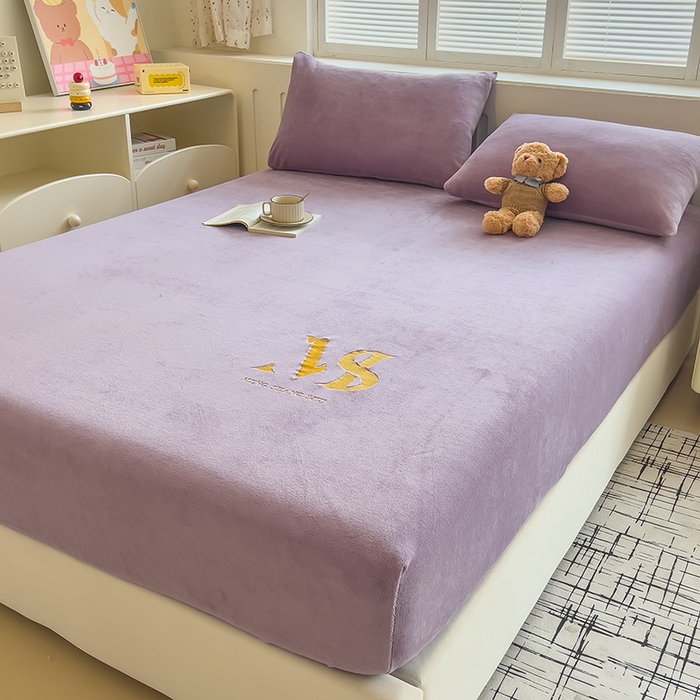 91家纺网 家纺一手货源 找家纺 合纵跨境工厂 2025新款加厚简约牛奶绒刺绣系列跨境外贸JIT一件代发TEMU亚马逊希音包过核价 床笠 桔梗紫