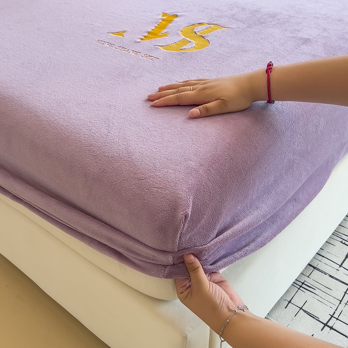 91家纺网 家纺一手货源 找家纺 合纵跨境工厂 2025新款加厚简约牛奶绒刺绣系列跨境外贸JIT一件代发TEMU亚马逊希音包过核价 床笠 桔梗紫