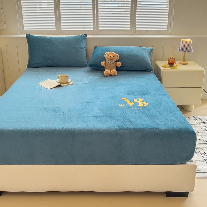 91家纺网 家纺一手货源 找家纺 合纵跨境工厂 2025新款加厚简约牛奶绒刺绣系列跨境外贸JIT一件代发TEMU亚马逊希音包过核价 床笠 孔雀蓝