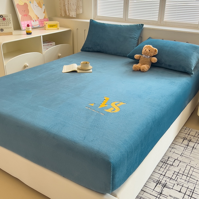 91家纺网 家纺一手货源 找家纺 合纵跨境工厂 2025新款加厚简约牛奶绒刺绣系列跨境外贸JIT一件代发TEMU亚马逊希音包过核价 床笠 孔雀蓝