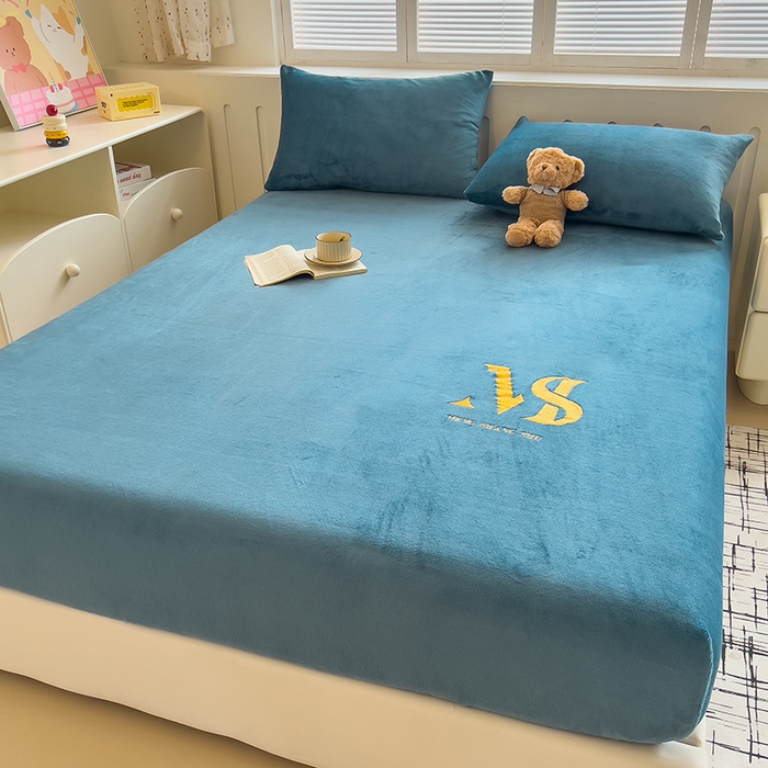 91家纺网 家纺一手货源 找家纺 合纵跨境工厂 2025新款加厚简约牛奶绒刺绣系列跨境外贸JIT一件代发TEMU亚马逊希音包过核价 床笠 孔雀蓝