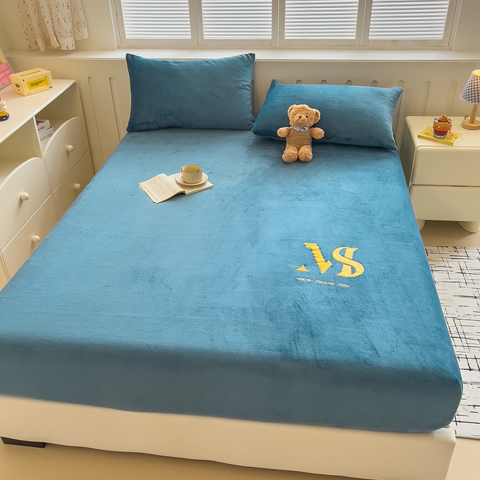 91家纺网 家纺一手货源 找家纺 合纵跨境工厂 2025新款加厚简约牛奶绒刺绣系列跨境外贸JIT一件代发TEMU亚马逊希音包过核价 床笠 孔雀蓝